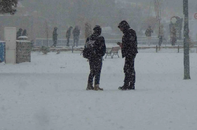 Kars’ta yoğun kar yağışı: Vatandaşlar kar altında halay çekti
