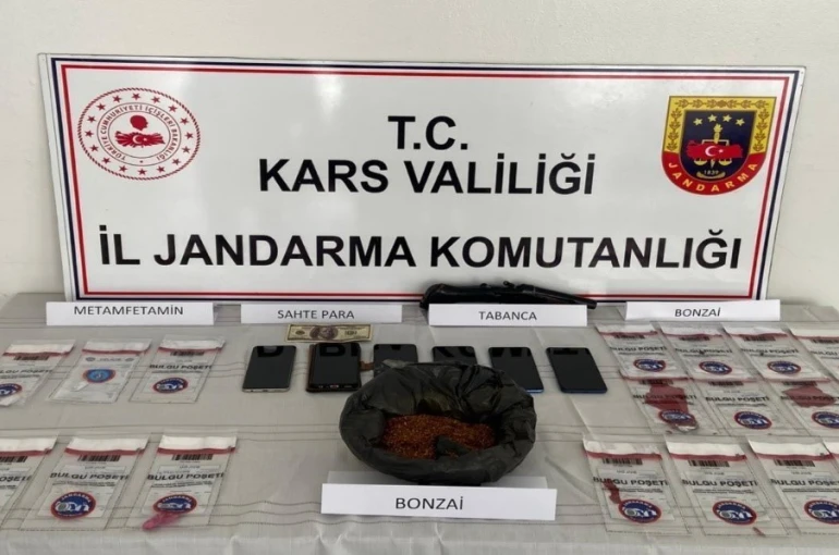 Kars’ta zehir tacirlerine darbe: 7 tutuklama, uyuşturucu ve sahte dolar ele geçirildi