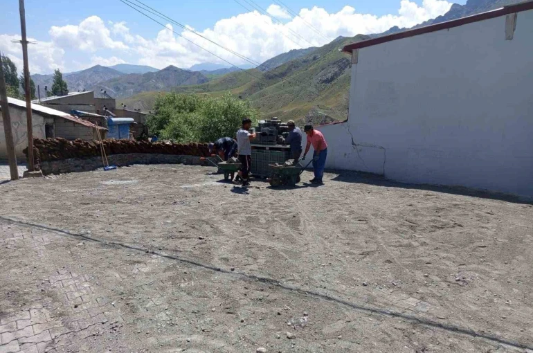 Kars’ta2 köy modern yollara kavuşuyor: Kilit parke çalışmaları başladı