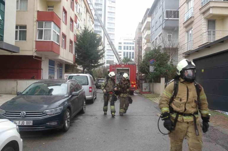 Kartal’da çatı katında yangın paniğe neden oldu