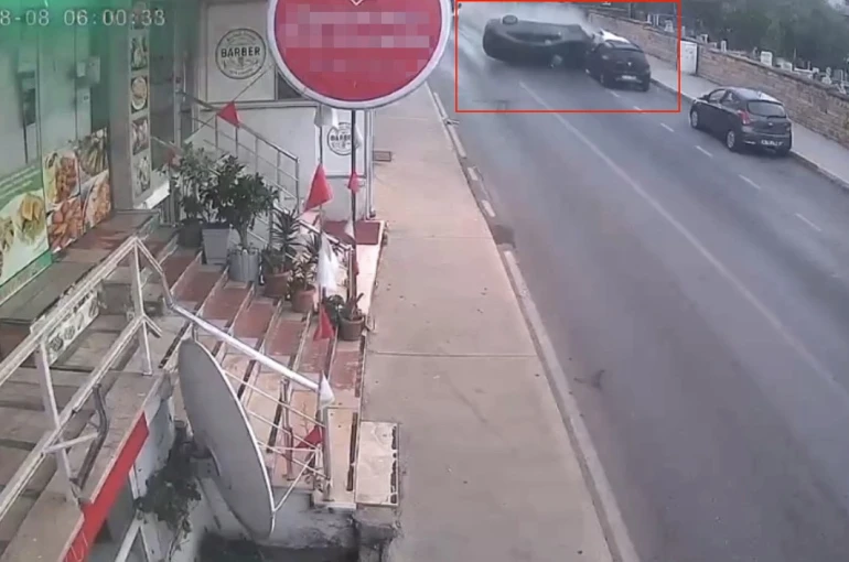 Kartal’da kontrolden çıkan otomobil araçlara çarpıp takla attı