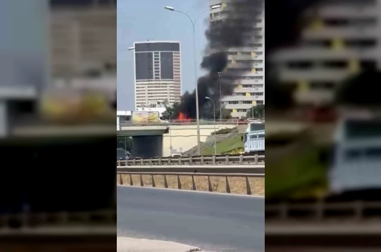 Kartal’da seyir halindeki araç alevlere teslim oldu