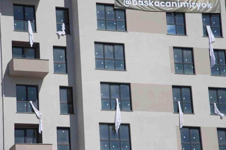 Kartalkaya faciasının sembolü çarşafları binanın penceresinden sarkıttı