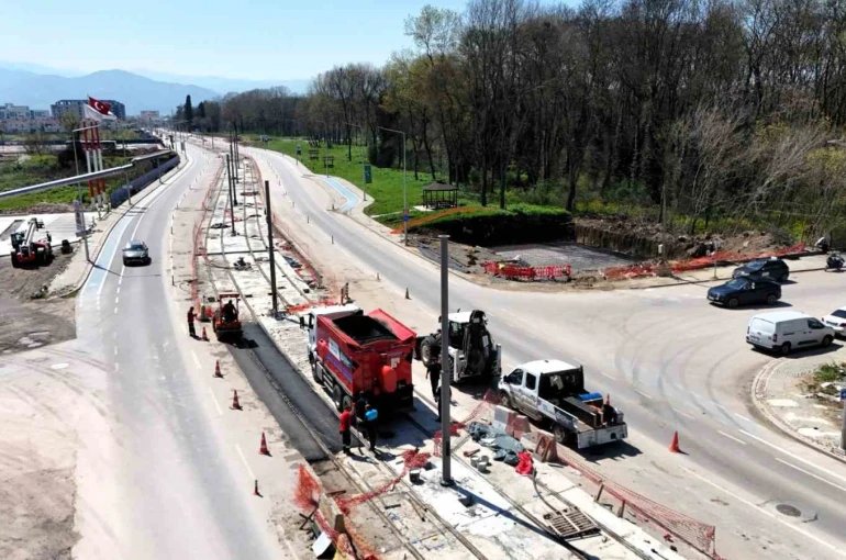 Kartepe Tramvay Hattı’nda duraklar kurulmaya başlandı