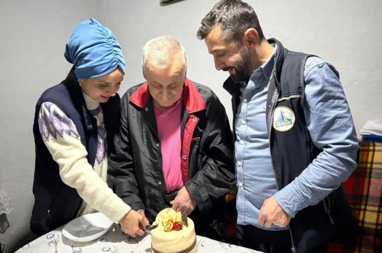 Kartepe’de "Alo Evlat" ekipleri yaşlıları yalnız bırakmadı
