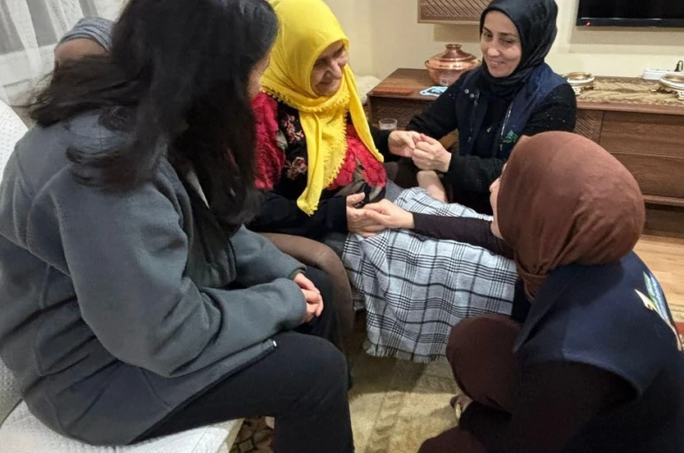 Kartepe’de "Alo Evlat" ekiplerinden yaşlılara evde sağlık ve bakım desteği