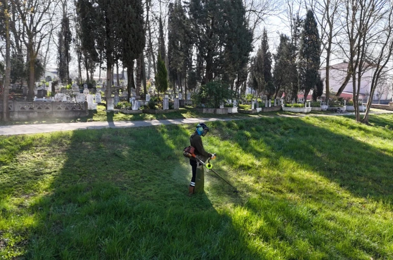 Kartepe’de bayram öncesi mezarlıklarda temizlik çalışması
