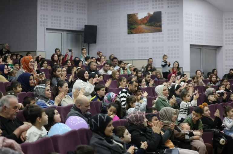 Kartepe’de çocuklar "Karlar Diyarı" oyunuyla eğlendi