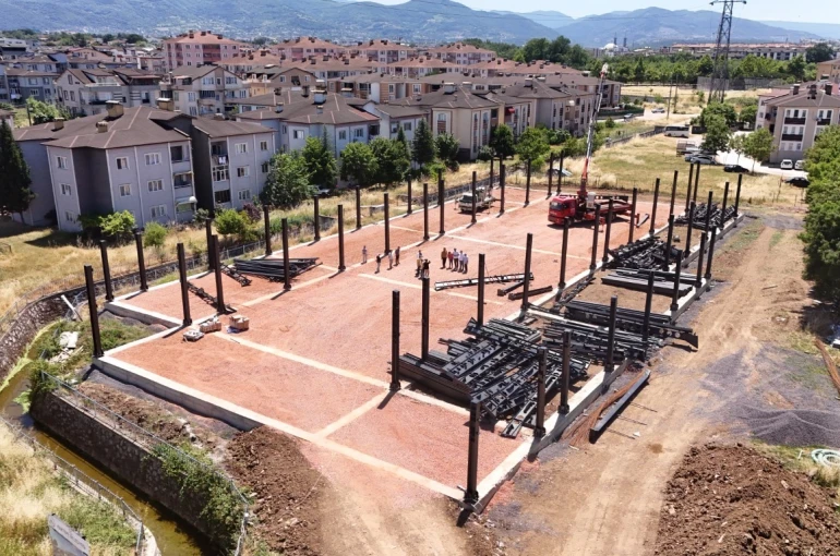 Kartepe’de inşa edilen kent çarşısı afetlerde toplanma alanı olacak