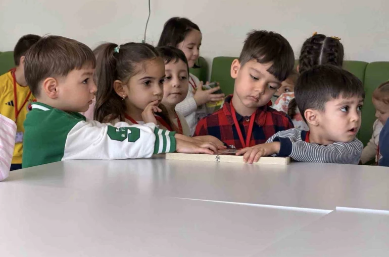 Kartepe’de minikler Kütüphaneler Haftası’nı müzikli masallarla kutladı