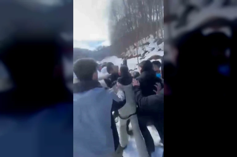 Kartepe’de tartışma kavgaya döndü: Baba, çocuklarının yanında darp edildi