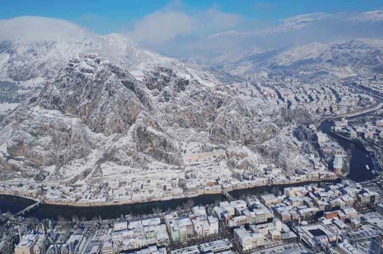 Kartpostal şehir Amasya beyaza büründü