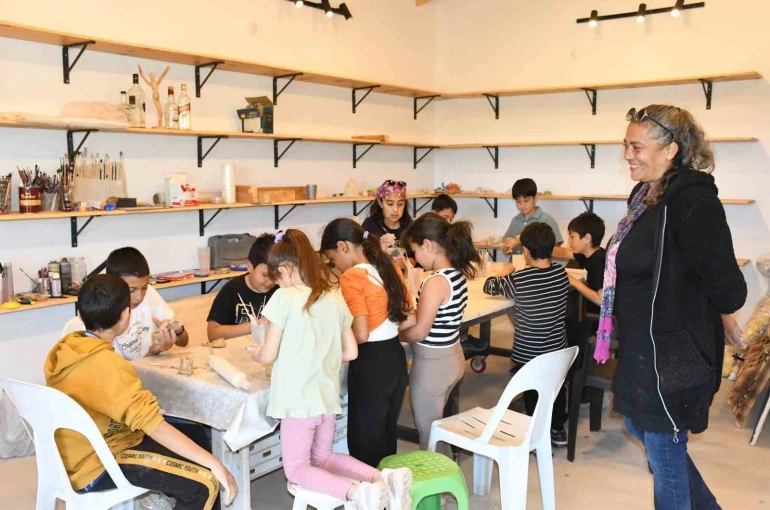 Kasabada kurduğu atölyede çocukların özgüvenini sanatla büyütüyor
