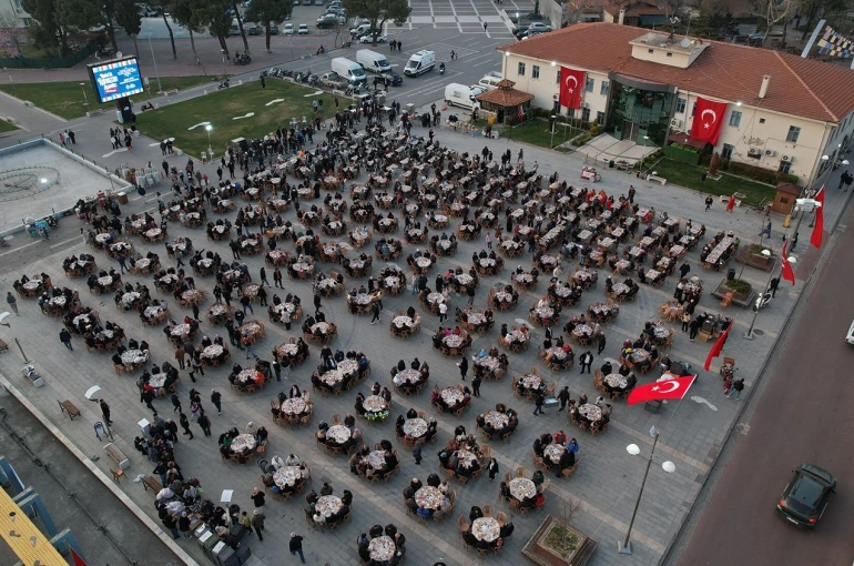 Kasapoğlu ve Vali Özkan vatandaşlarla iftarda buluştu