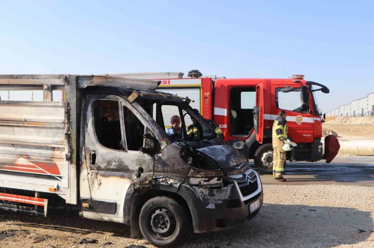 Kasasındaki atık malzemeler tutuşan kamyonet yanarak demir yığınına döndü 