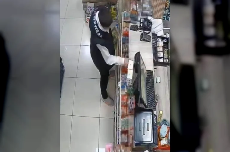 Kasiyeri farklı yöne yönlendirip, kasada bulunan eriği çaldı