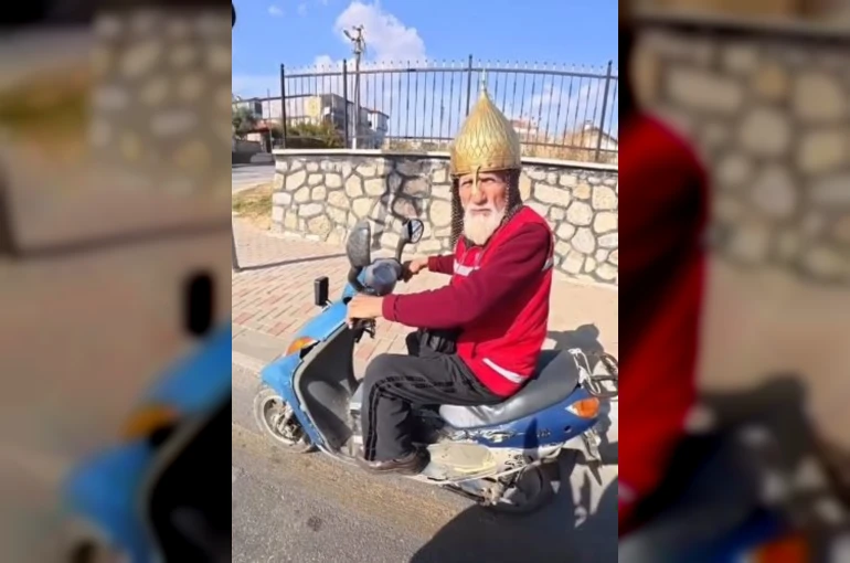 Kask yerine miğfer takan dede görenleri şaşırttı