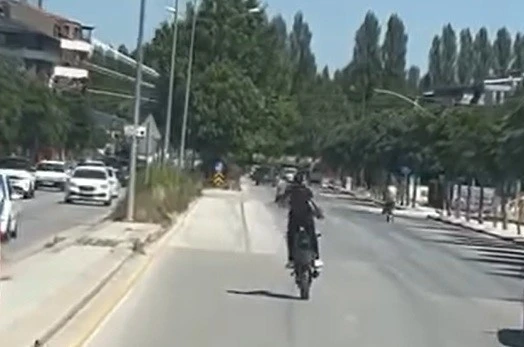 Kasksız ve plakasız şekilde önce tek teker üzerinde ilerledi, sonra kırımızı ışıkta geçti