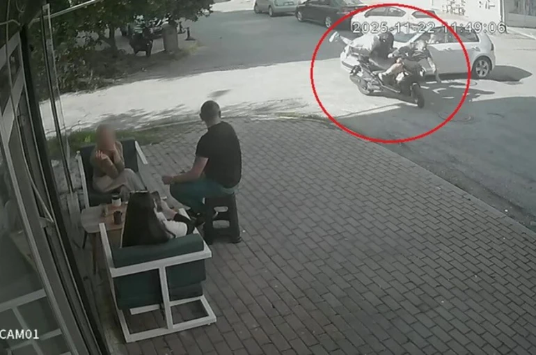 Kasksız yolcu kafasını kaldırıma çarpmaktan kıl payı kurtuldu