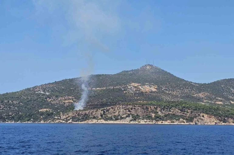 Kaş’ta makilik alanda çıkan yangın söndürüldü