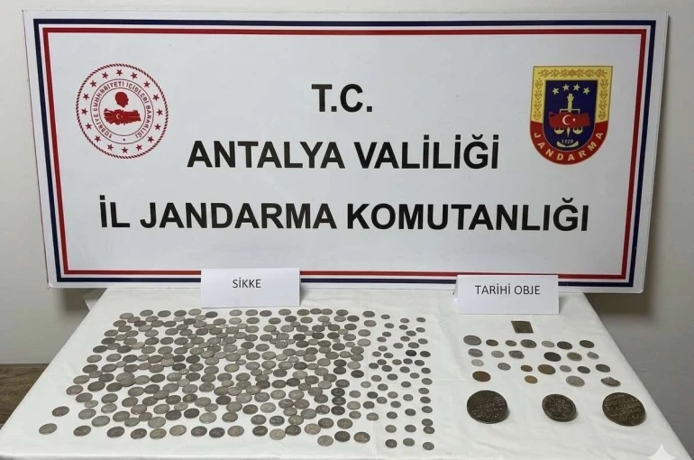 Kaş’ta tarihi eser kaçakçılığı operasyonu: Çok sayıda obje ve gümüş sikke ele geçirildi