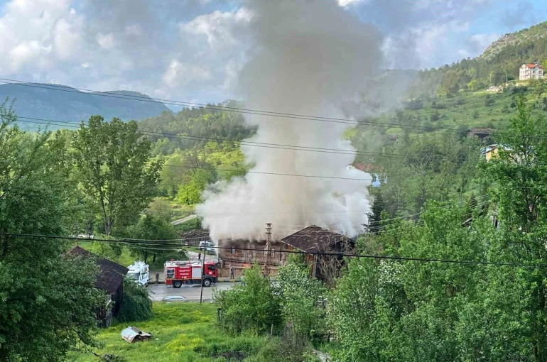 Kastamonu’da 250 yıllık tarihi konak çıkan yangında hasar gördü