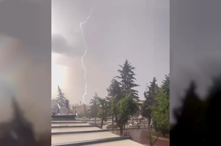 Kastamonu’da alev alev yanan jimnastik salonuna yıldırımın düşme anı kamerada