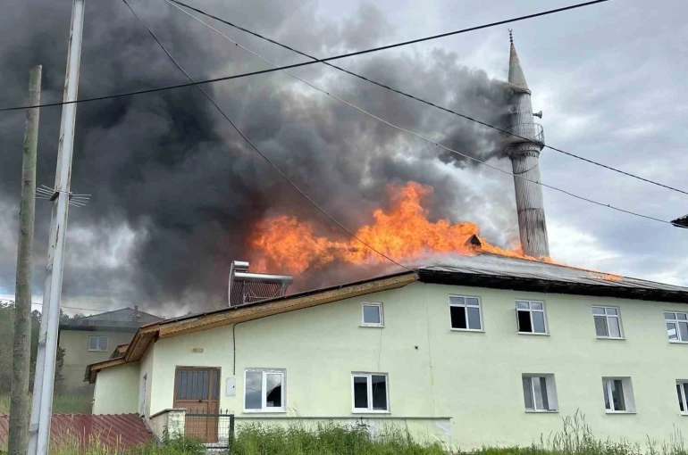 Kastamonu’da çıkan yangında cami kullanılamaz hale geldi