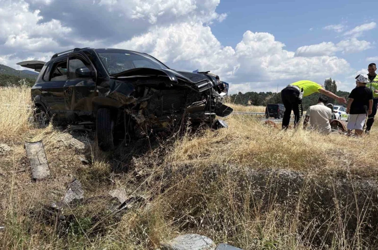 Kastamonu’da cip refüje çarptı: 5 yaralı