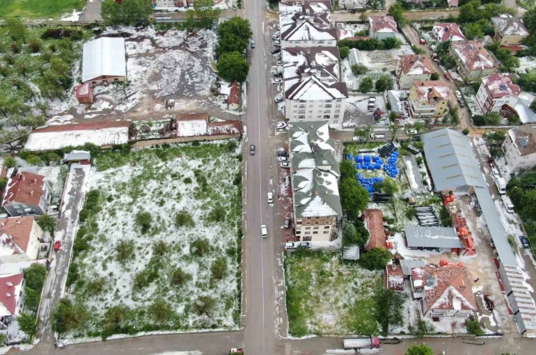 Kastamonu’da dolu yağışı hayatı felç etti: İlçe beyaza büründü, ev ve iş yerlerini su bastı