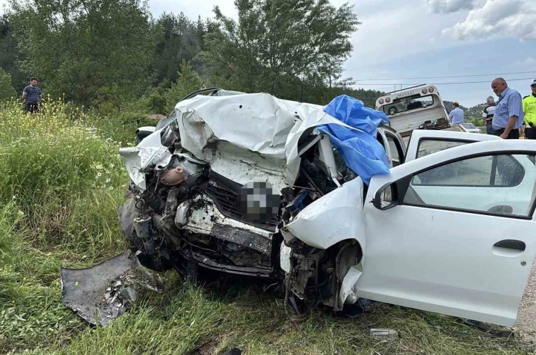 Kastamonu’da feci kaza: İstinat duvarına çarpan otomobildeki 3 kişi öldü, 1 kişi ağır yaralandı