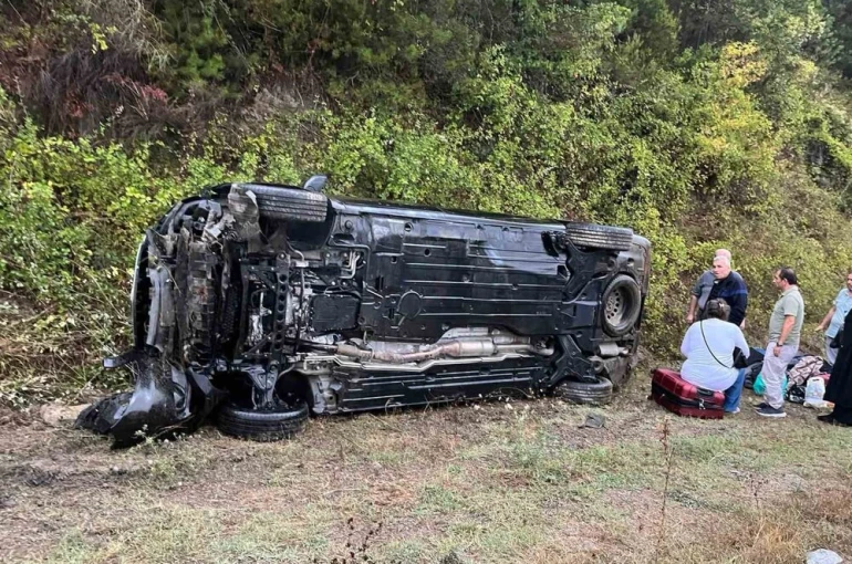 Kastamonu’da hafif ticari araç takla attı: 3 yaralı