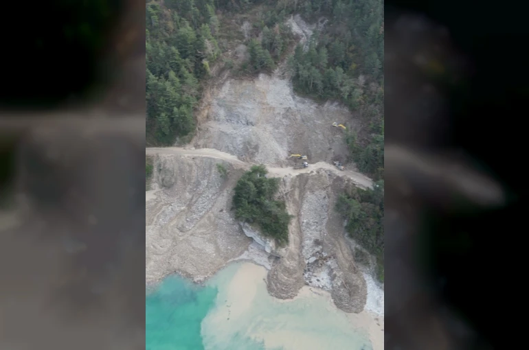 Kastamonu’da heyelan nedeniyle ulaşıma kapanan yolda çalışmalar sürüyor