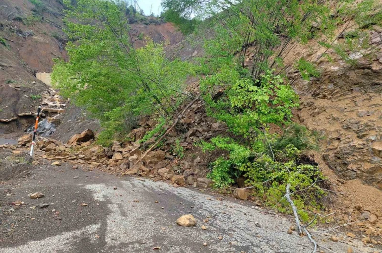Kastamonu’da heyelan sebebiyle 5 köye ulaşım sağlanan yol kapandı