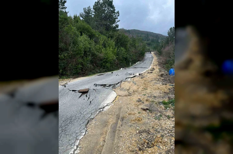 Kastamonu’da heyelan sebebiyle çatlaklar oluşan yol ulaşıma kapatıldı