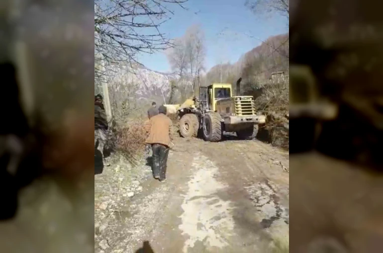 Kastamonu’da heyelanın kapattığı köy yolu ulaşıma açıldı
