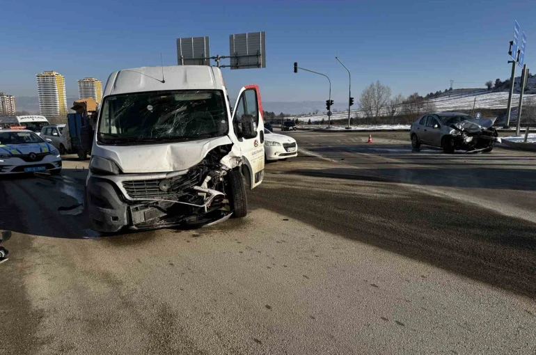 Kastamonu’da minibüs ile otomobil çarpıştı: 1 yaralı
