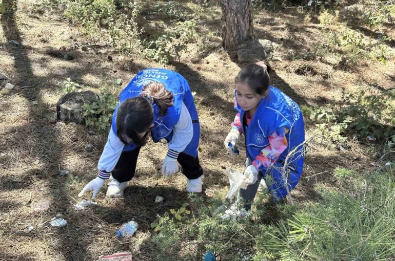 Kastamonu’da öğrenciler, ormanlık alanda çöp topladı