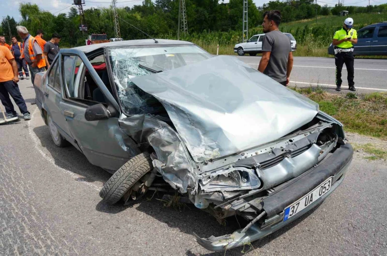 Kastamonu’da otomobil ile kamyonet çarpıştı: 3 yaralı