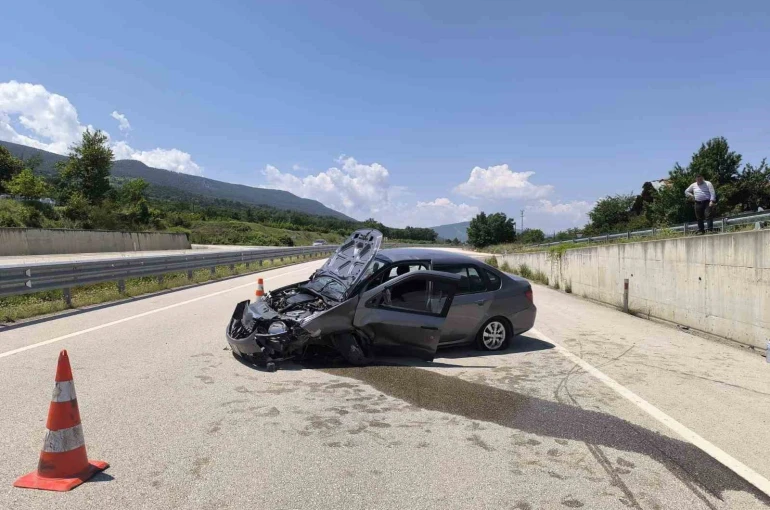 Kastamonu’da otomobil istinat duvarına çarptı: 2 yaralı