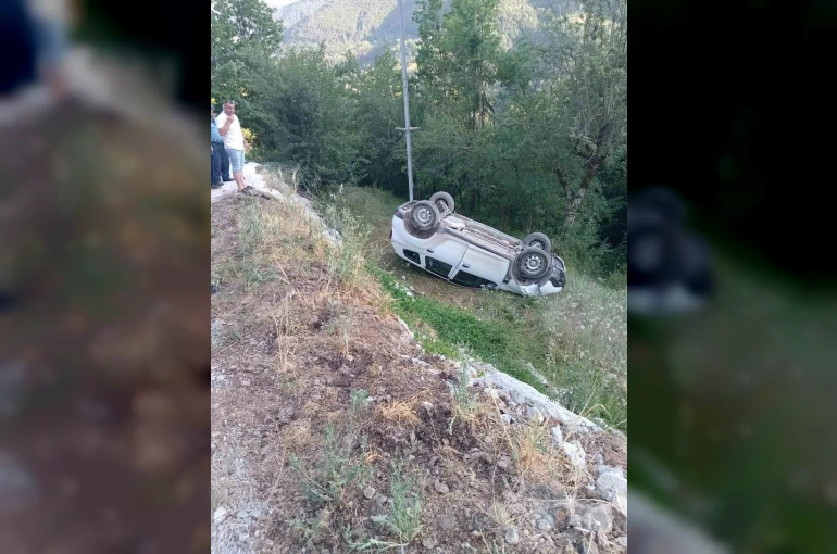 Kastamonu’da otomobil tarlaya yuvarlandı: 3 yaralı