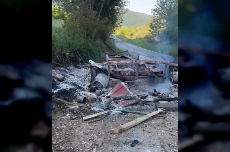 Kastamonu’da park halindeki karavan ile iş makinesi yandı