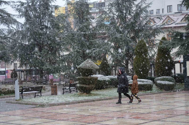 Kastamonu’da vatandaşlar, Ramazan ayının ilk gününe kar yağışıyla uyandı