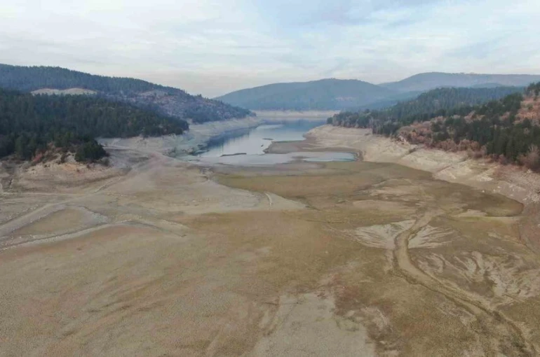 Kastamonu’nun su ihtiyacını karşılayan baraj gölünün büyük kısmı kurudu