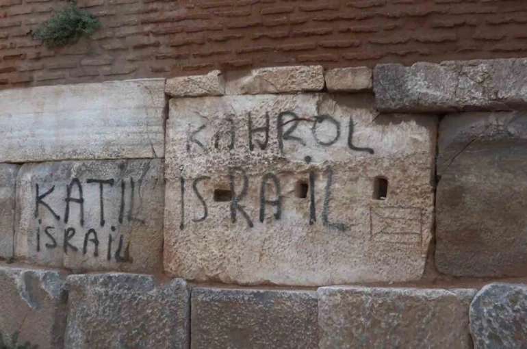 ’Katil İsrail’ yazısı isyan ettirdi