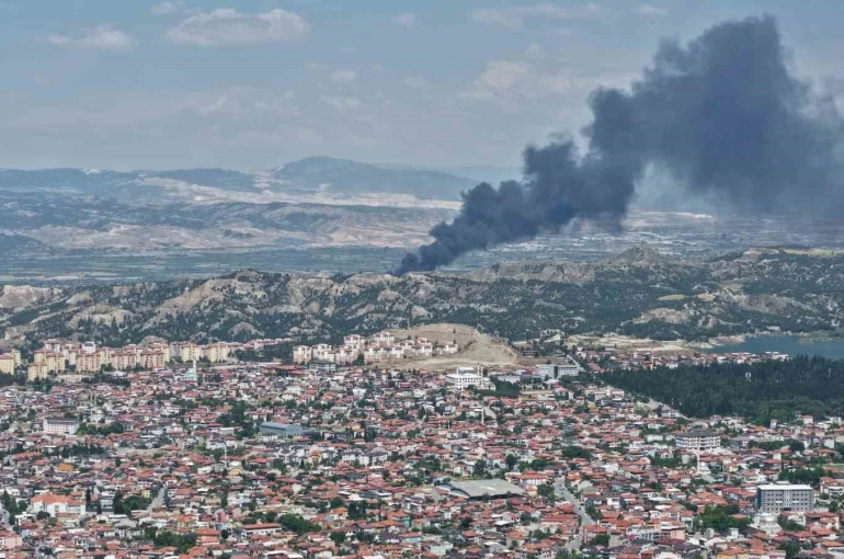 Kauçuk fabrikasında korkutan yangın