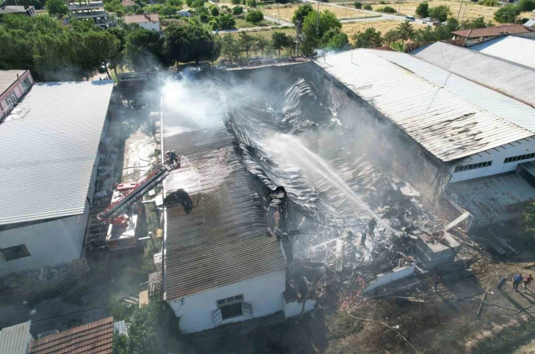 Kauçuk fabrikasındaki yangın 3 saatlik çalışmayla kontrol altına alındı