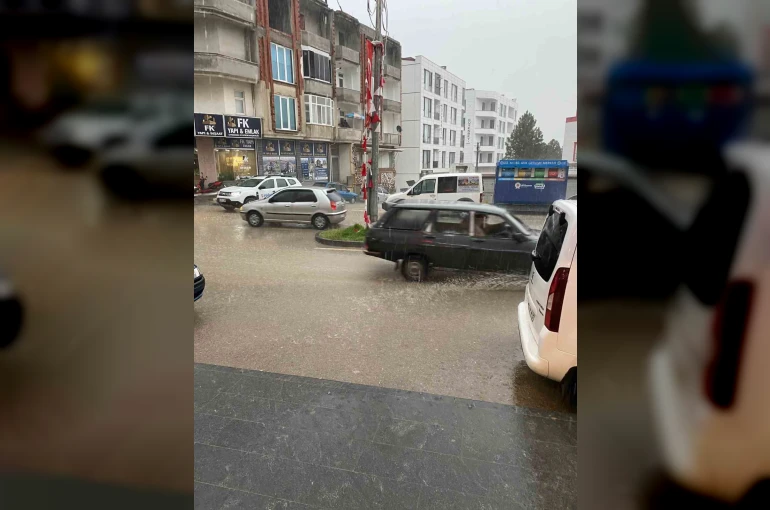 Kavak’ta sağanak yağış