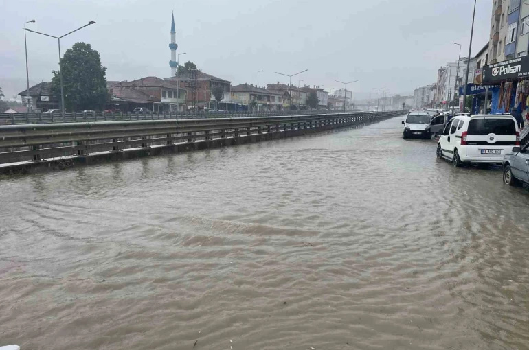 Kavak’ta sağanak yağış etkili oldu: Yollar göle döndü