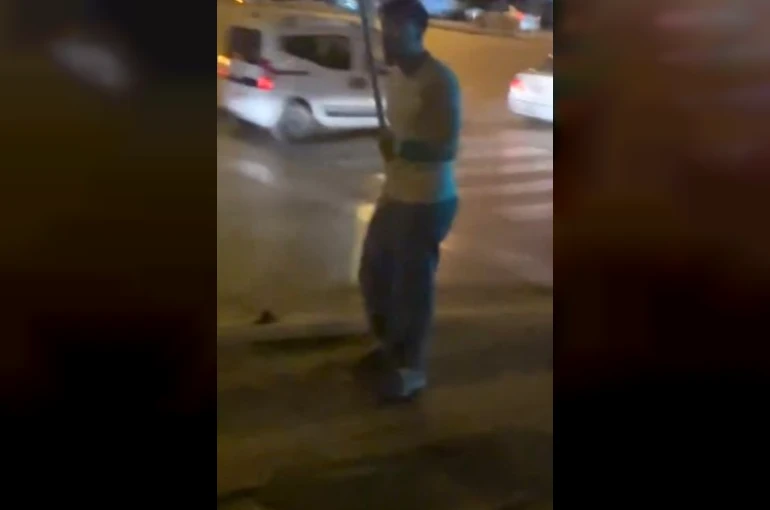 Kavga ettiği kişilere silahla saldırmaya çalıştığı iddia edilen saldırgan kamerada